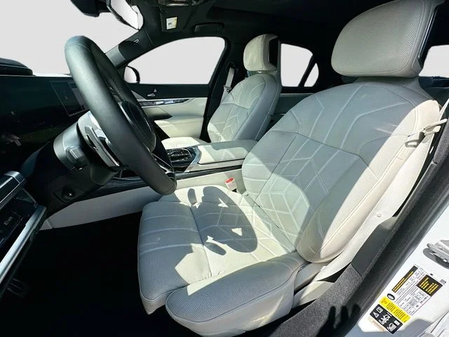Used 2023 White BMW 760i xDrive image 21