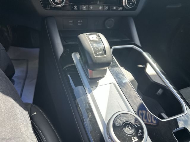 Used 2025  Mitsubishi SE image 24