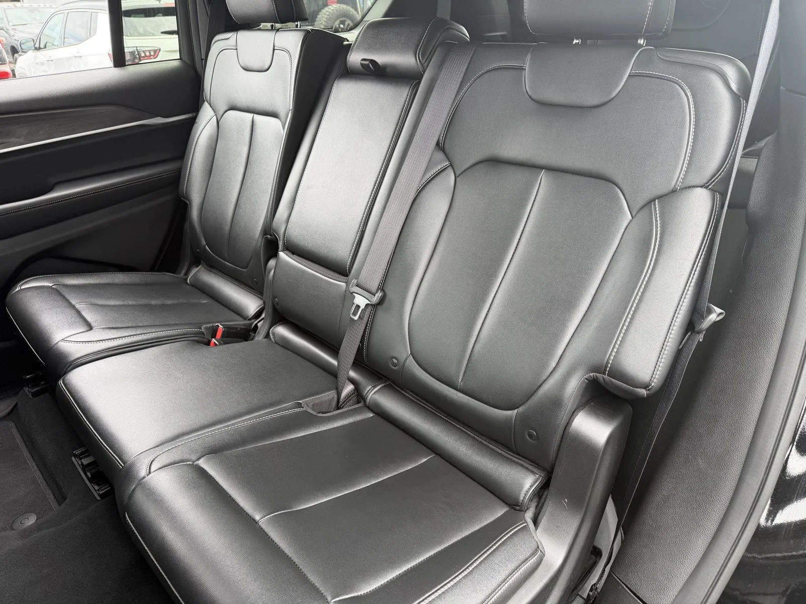 Used 2025 Diamond Black Crystal Pearlcoat Jeep Limited image 18