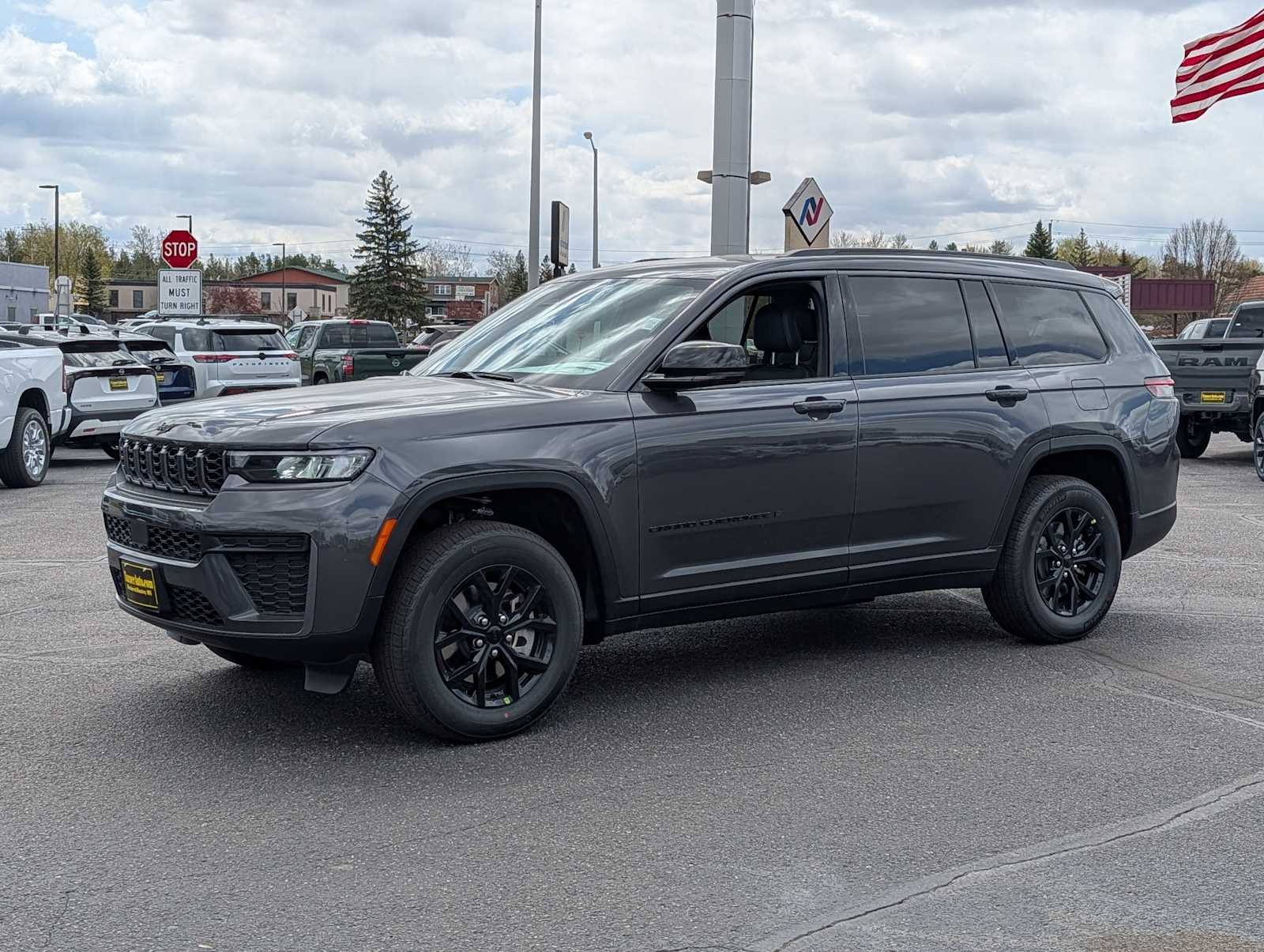 New 2026 Baltic Gray Metallic Clear-Coat Exterior Paint Jeep Laredo Altitude image 3