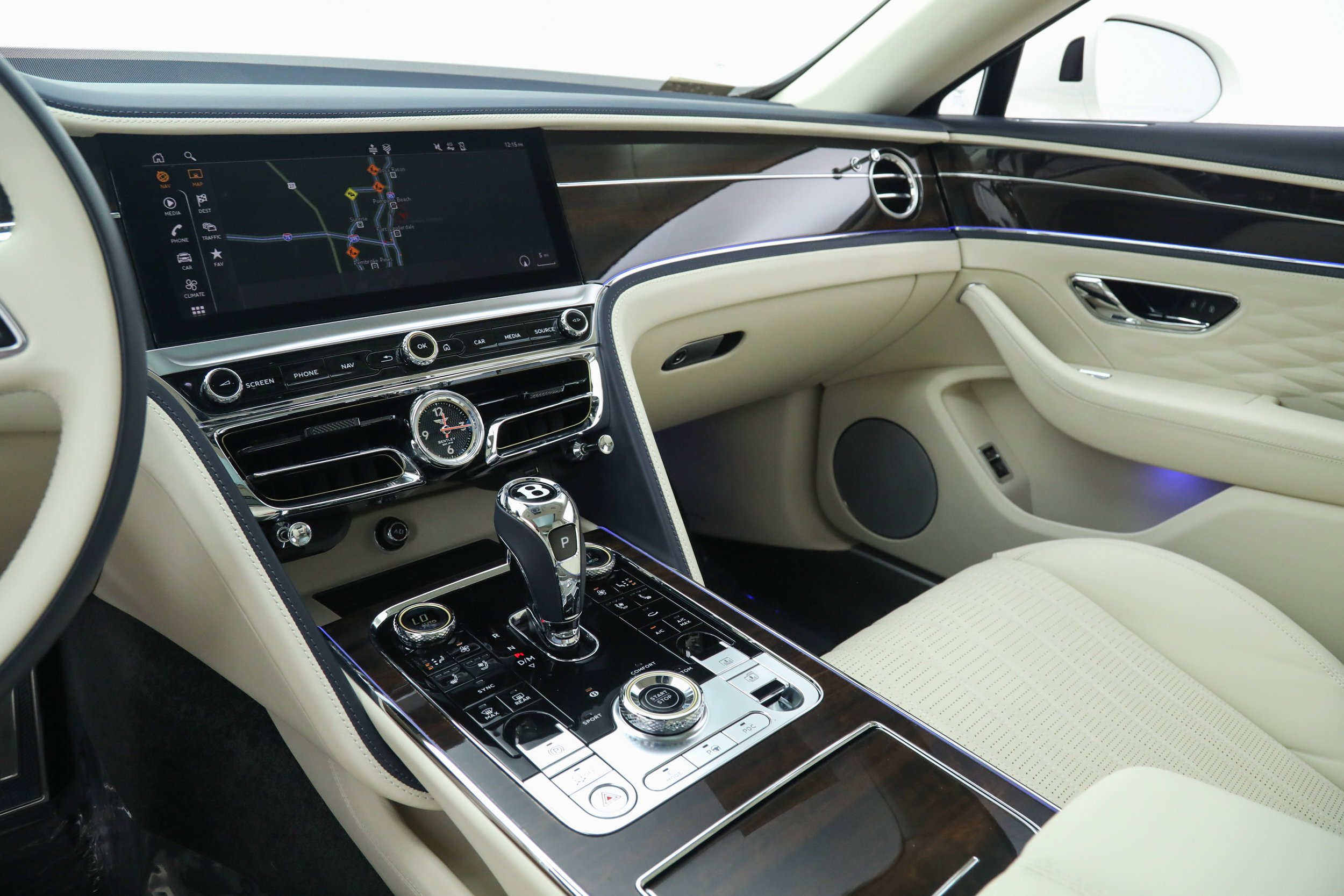 Used 2022 White Bentley  image 34