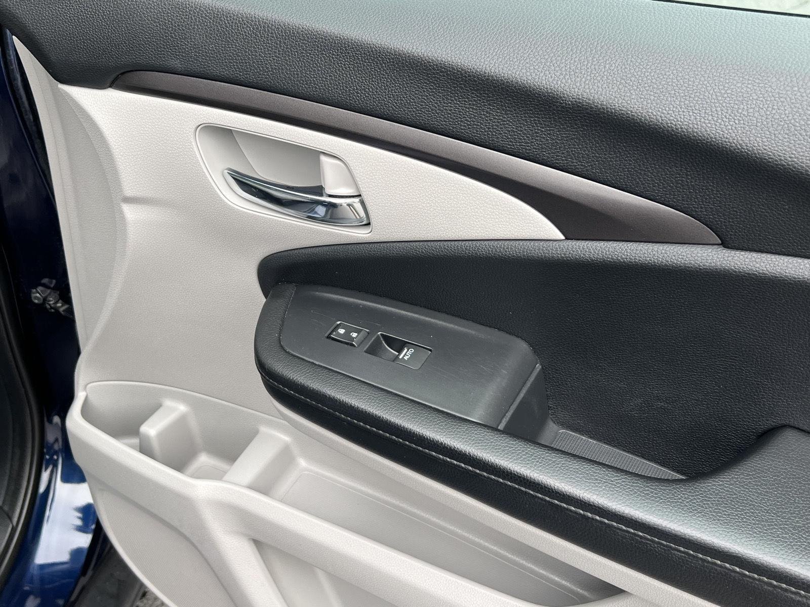 Used 2016 Blue Honda EX-L image 19