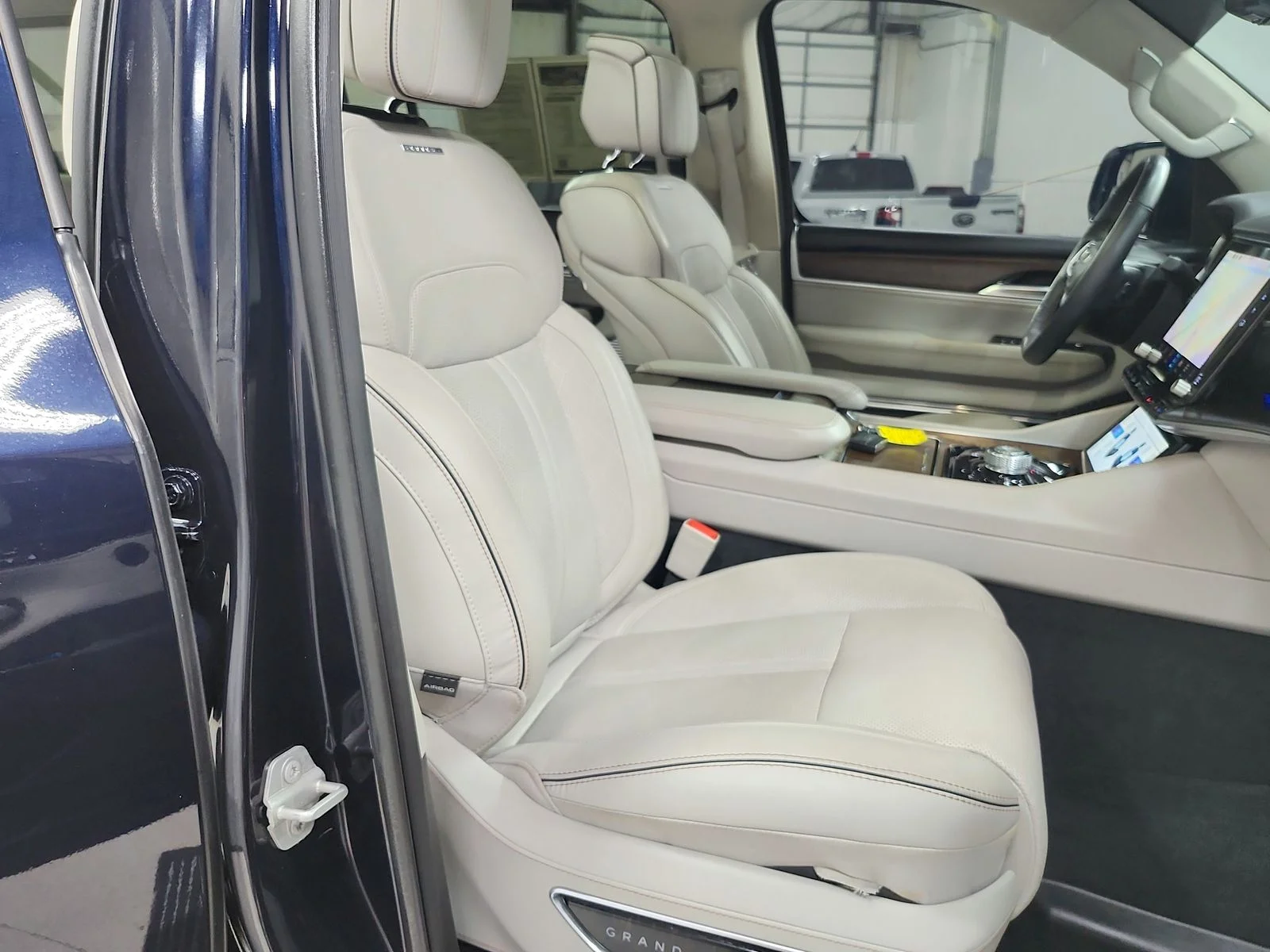 Used 2023 Black Jeep Series II image 39