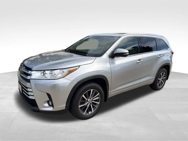 Used 2017 Silver Toyota XLE image 8