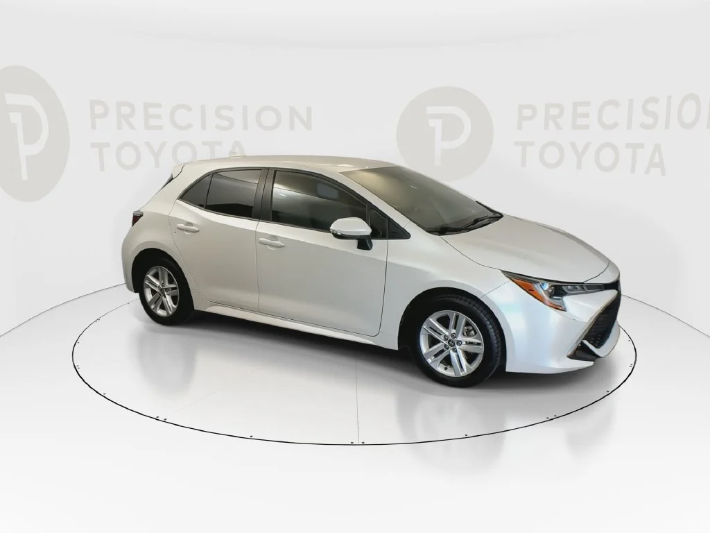 Used 2021 Wind Chill Pearl Toyota SE image 3
