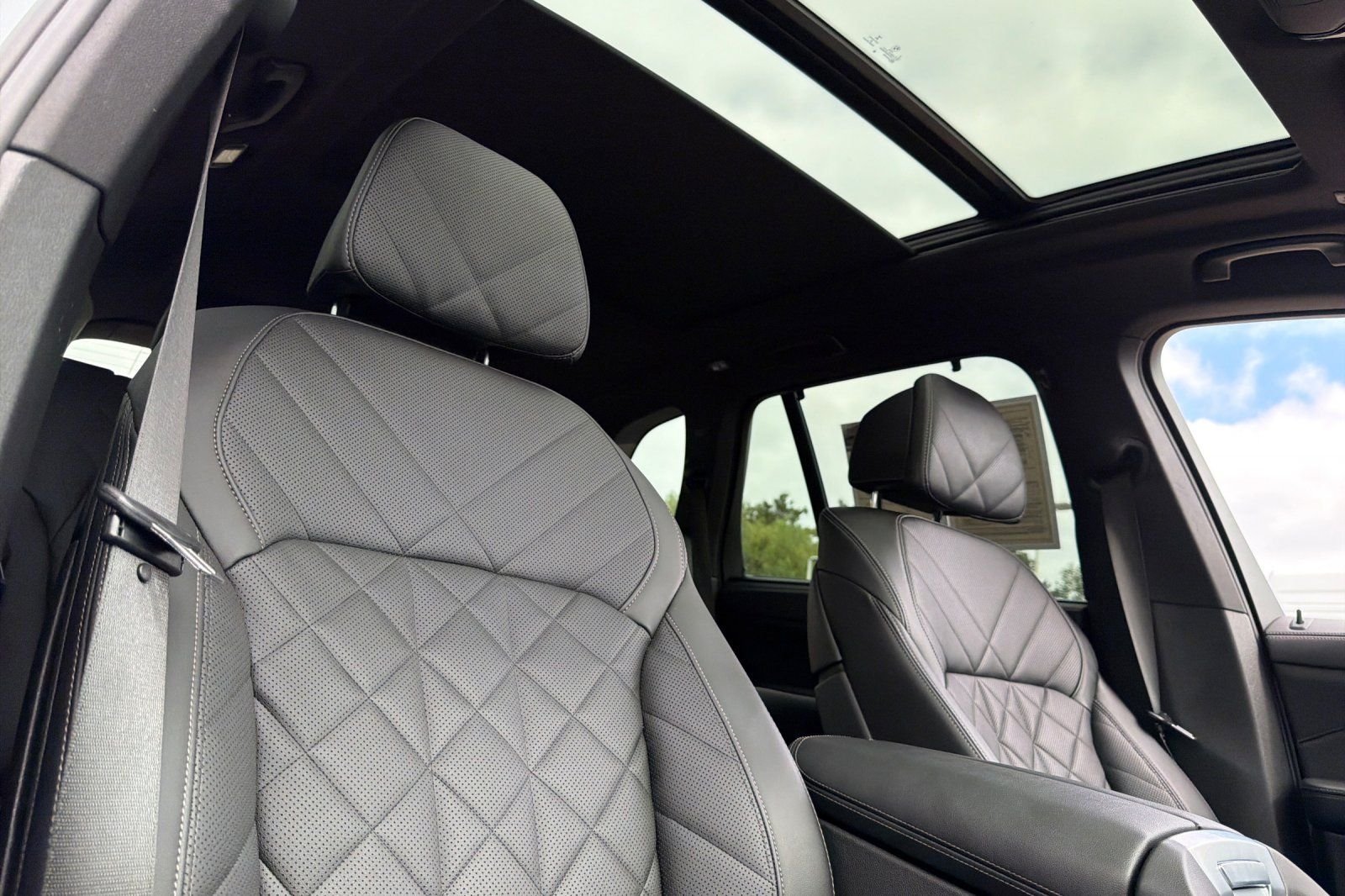 Used 2024 Gray BMW sDrive40i image 3