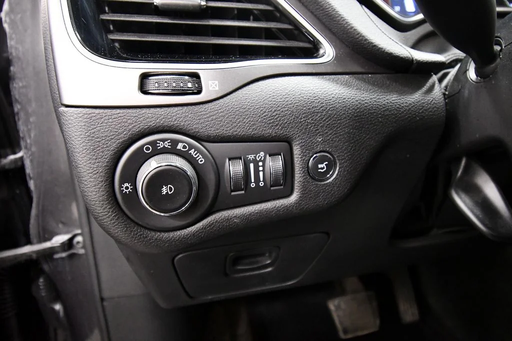 Used 2019 Gray Jeep Limited image 18