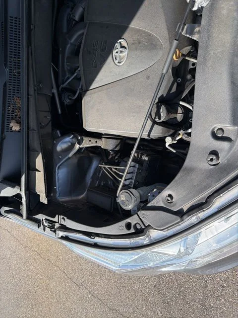 Used 2018 White Toyota XLE image 18