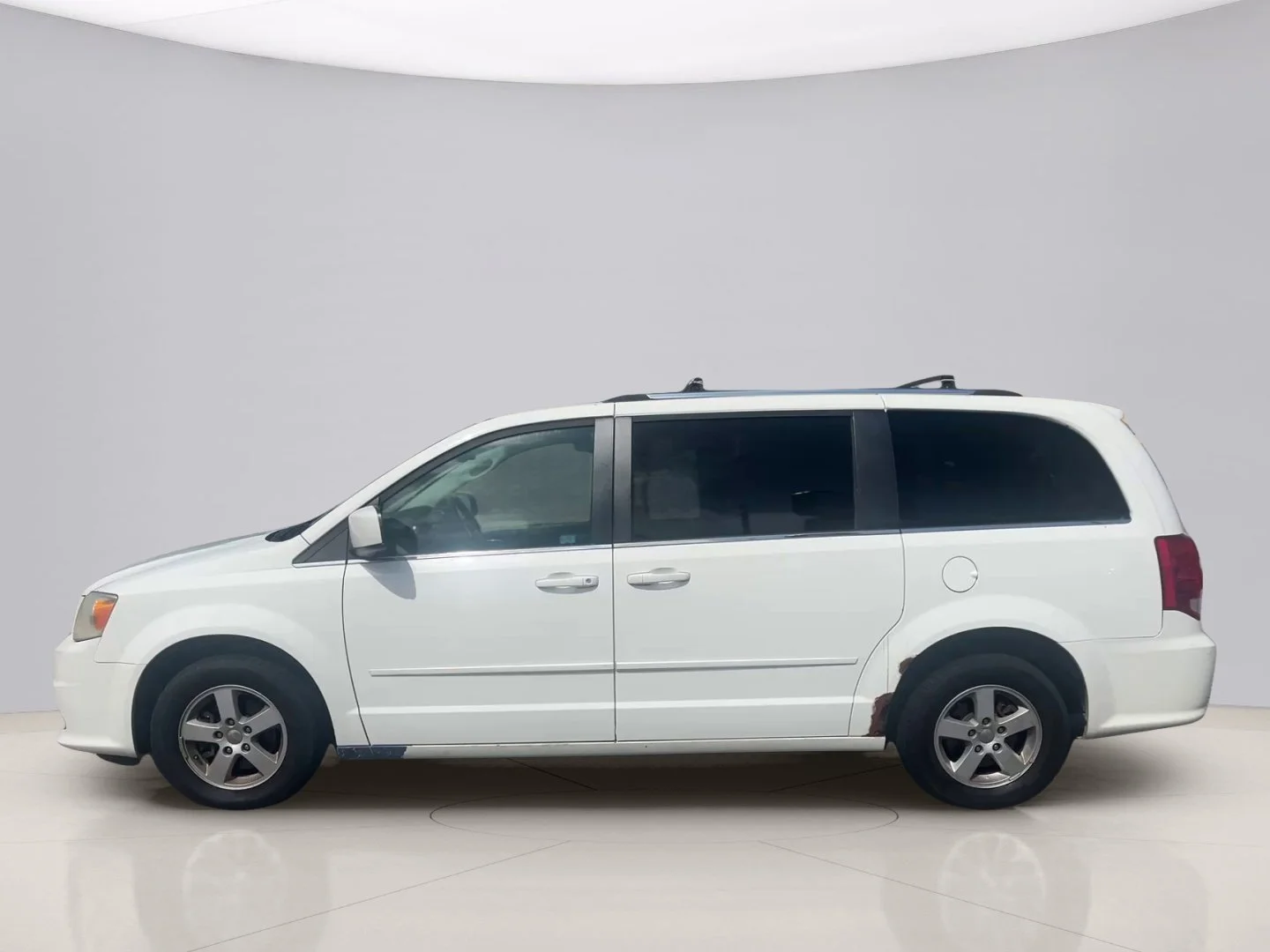 Used 2011 White Dodge CREW image 2