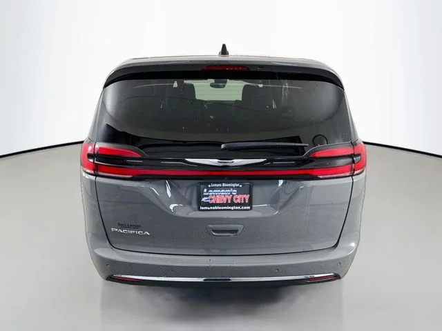 Used 2025 White Chrysler Select image 6