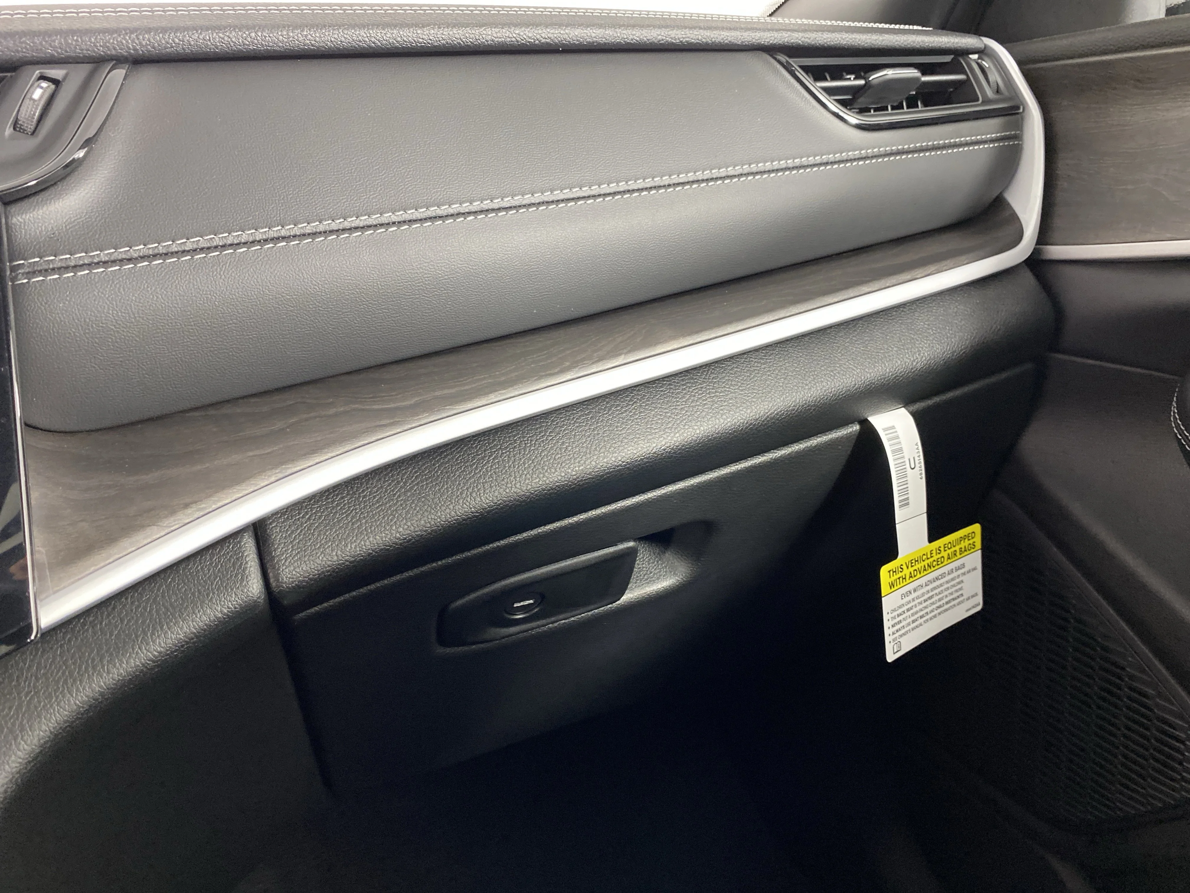 New 2026 Bright White Clear-Coat Exterior Paint Jeep Altitude image 29