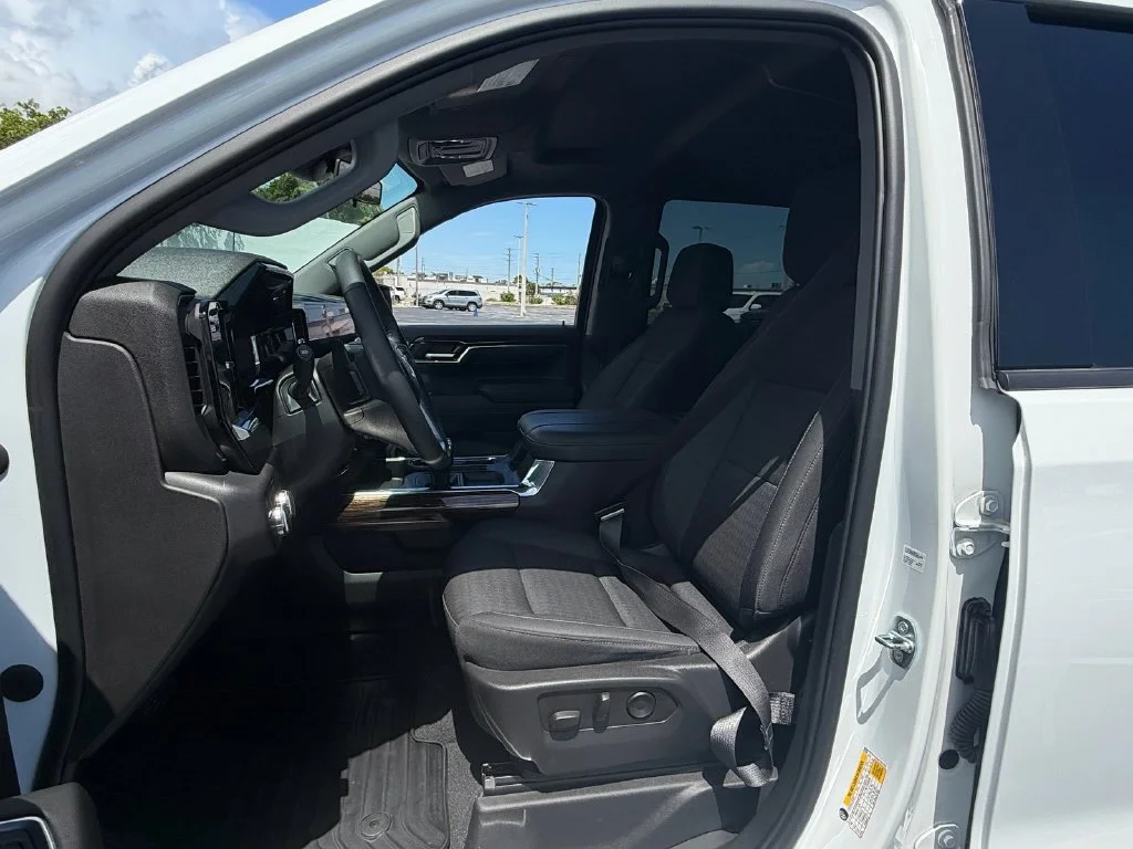 Used 2023 SUMMIT WHITE GMC Elevation image 9