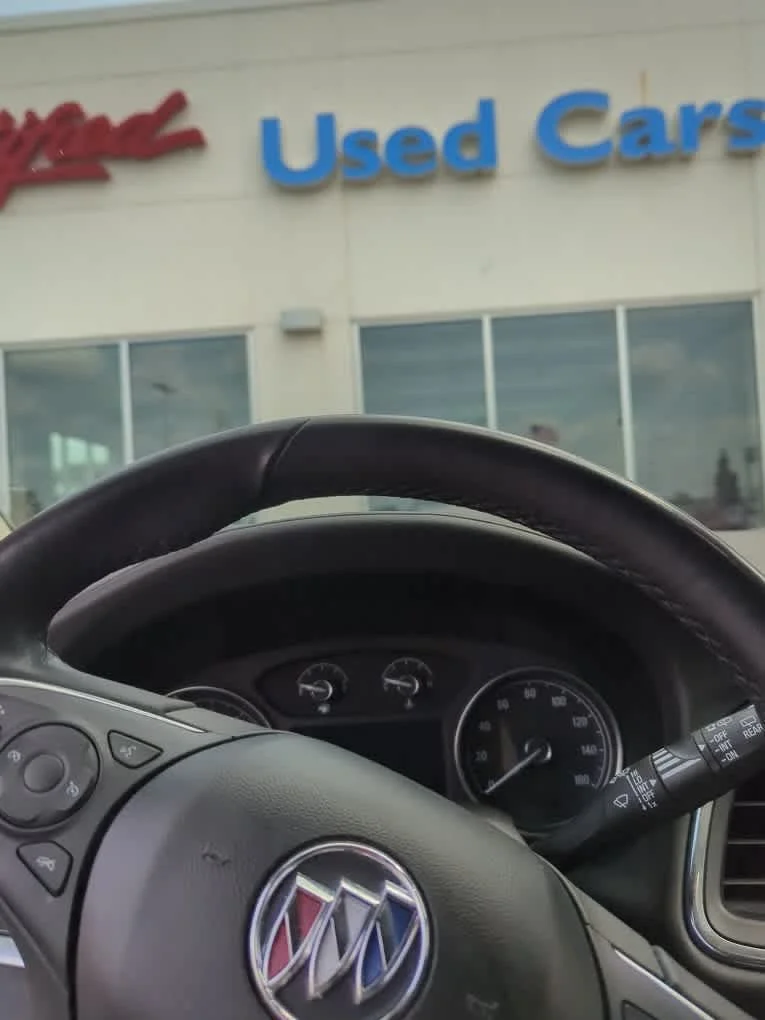 Used 2021 Summit White Buick Essence image 6