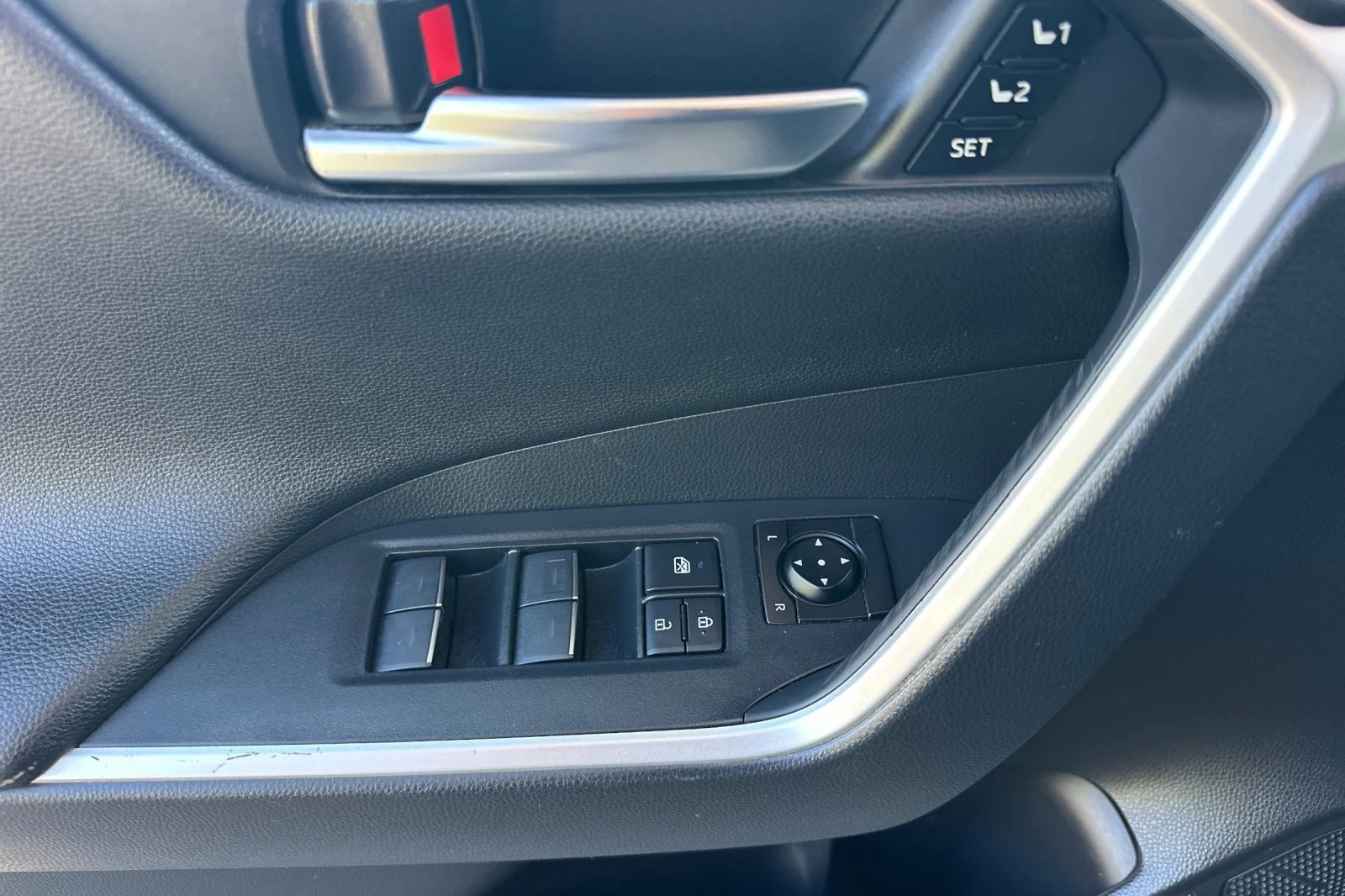 2025 Toyota RAV4 XSE - Photo 19