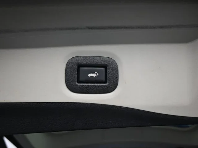 Used 2020 Blue Nissan SL image 13