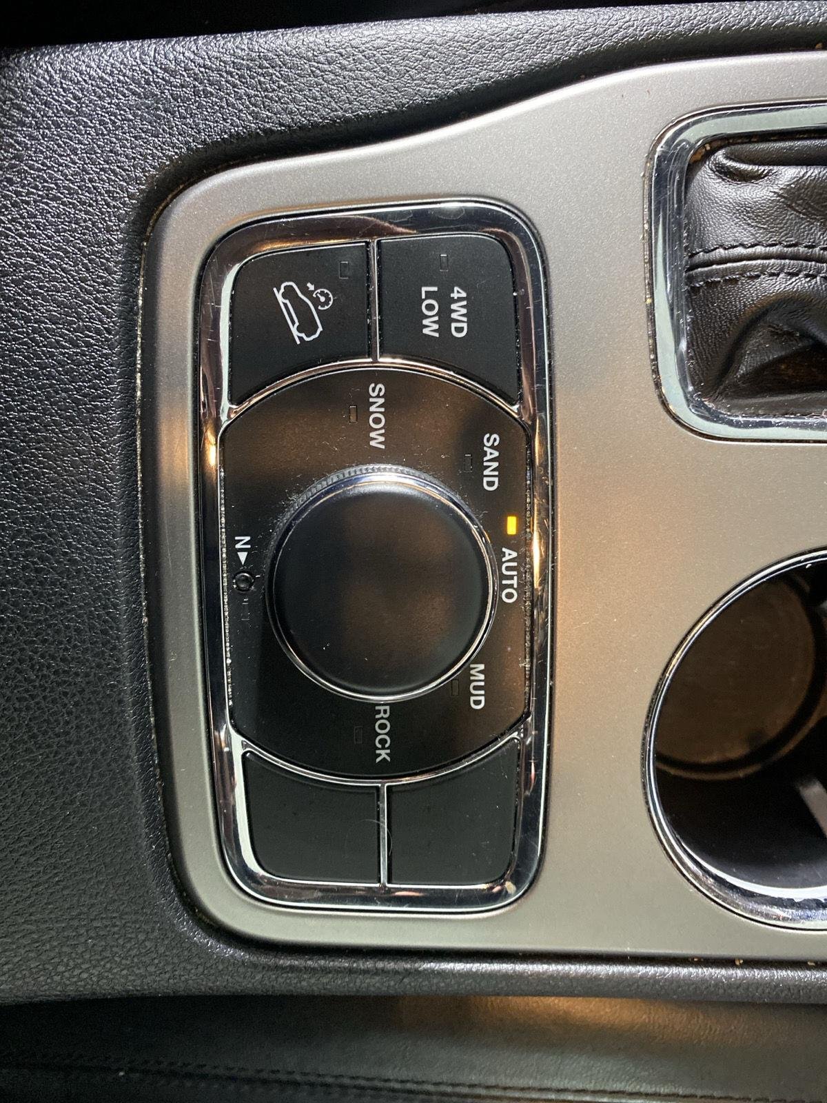 Used 2020 Diamond Black Crystal Pearlcoat Jeep Limited image 22