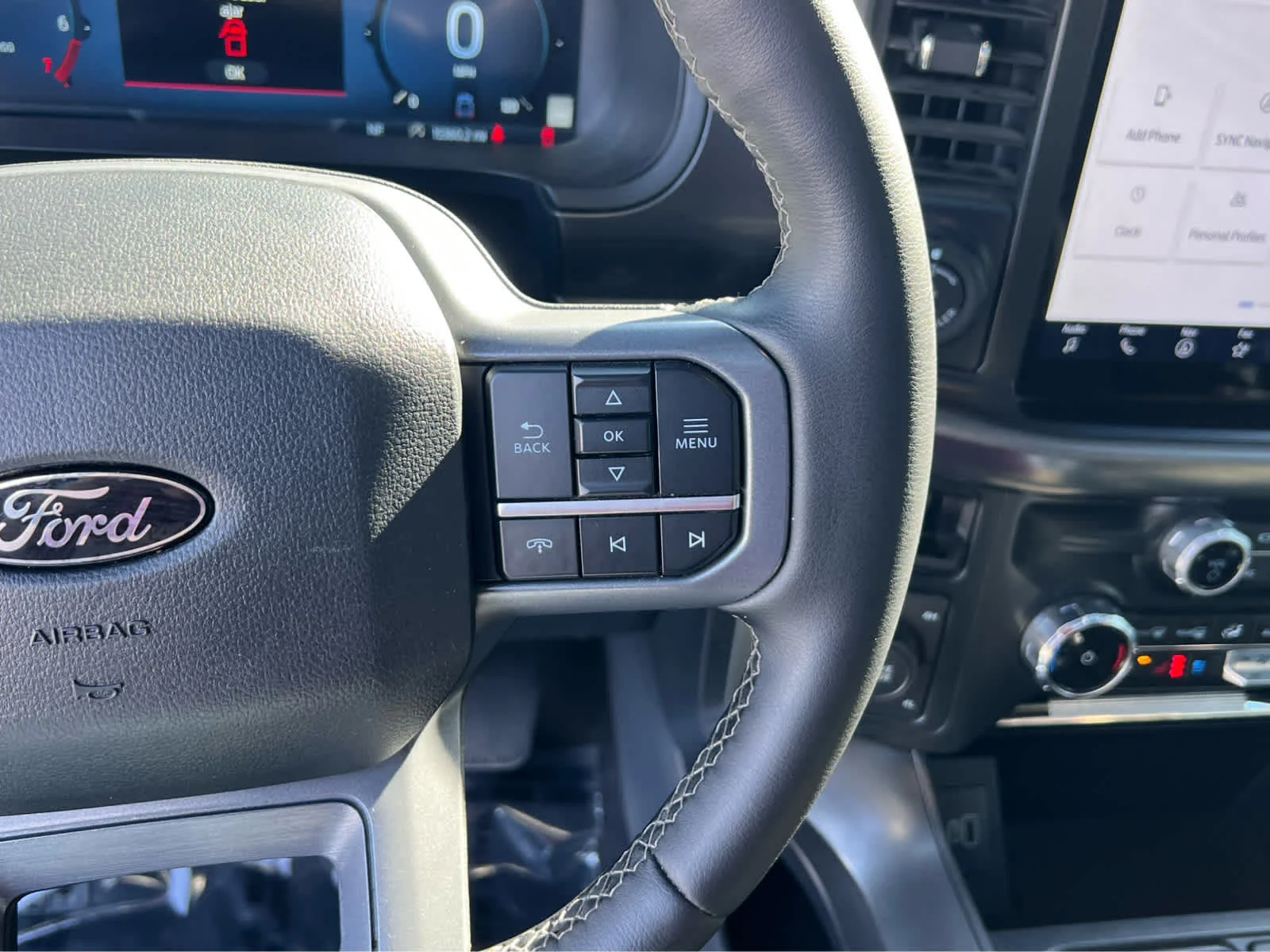 Used 2025 Space White Metallic Ford LARIAT image 36