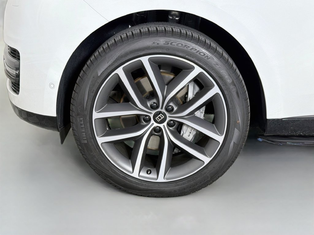 New 2027 Fuji White Land Rover SE image 33