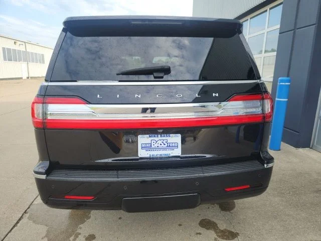 Used 2019 Black Lincoln Reserve image 12