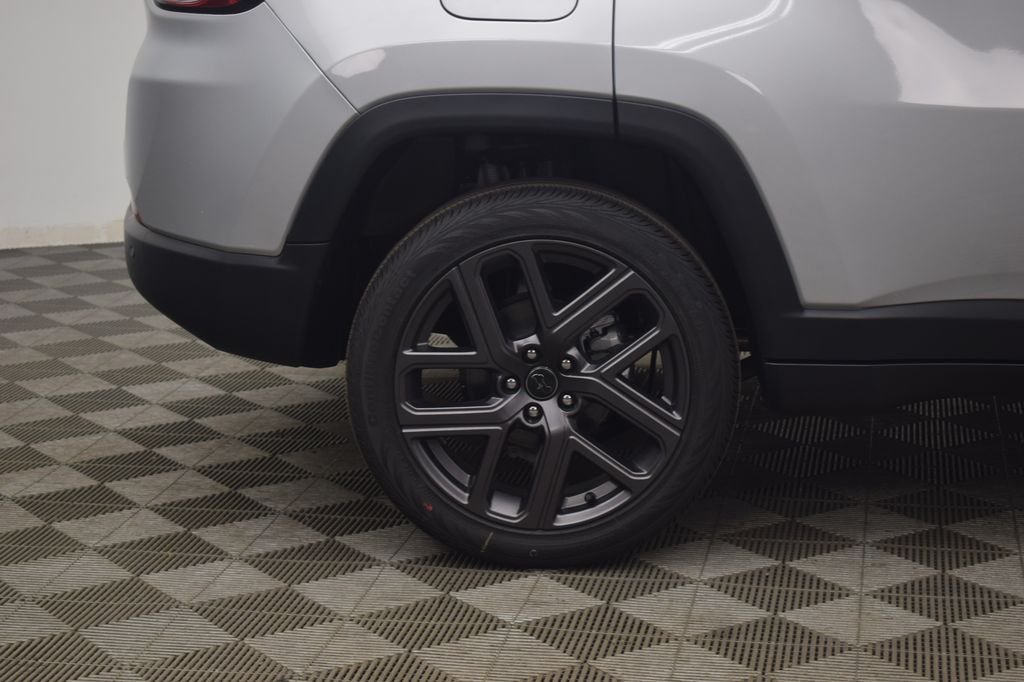New 2026 Silver Zynith Metallic Clearcoat Jeep Limited image 9