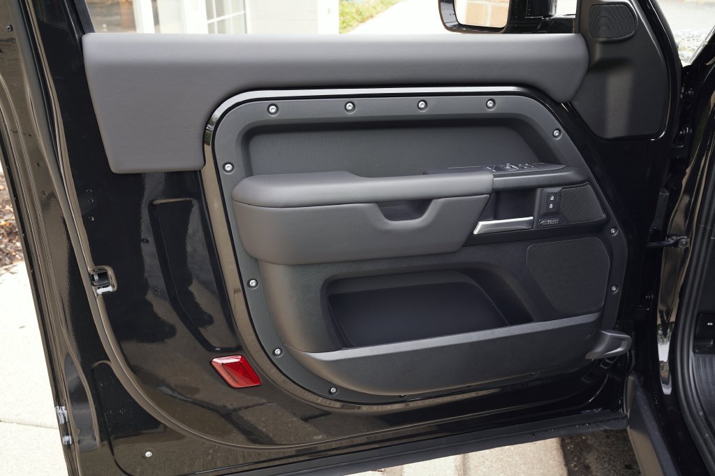 New 2026 Santorini Black Land Rover V8 image 10