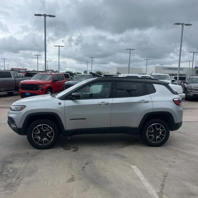 Used 2025 Silver Zynith Metallic Clearcoat Jeep Trailhawk image 2
