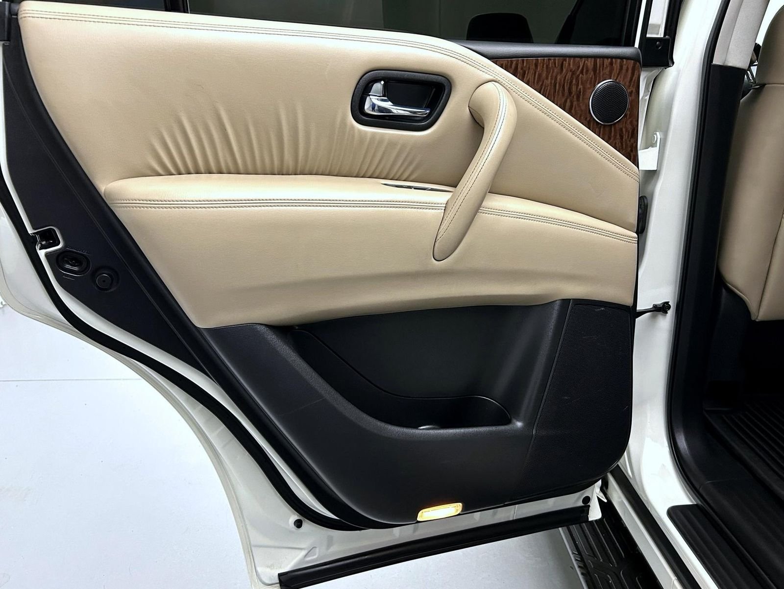 Used 2018 Pearl White Nissan Platinum image 21
