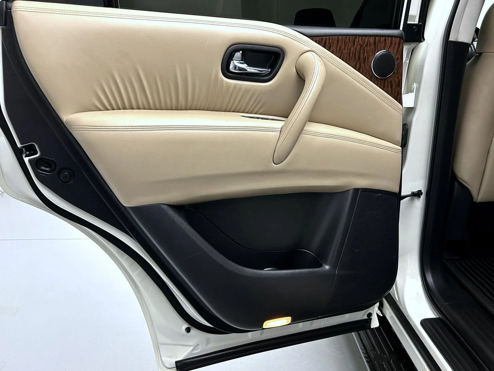 Used 2018 White Nissan Platinum image 21