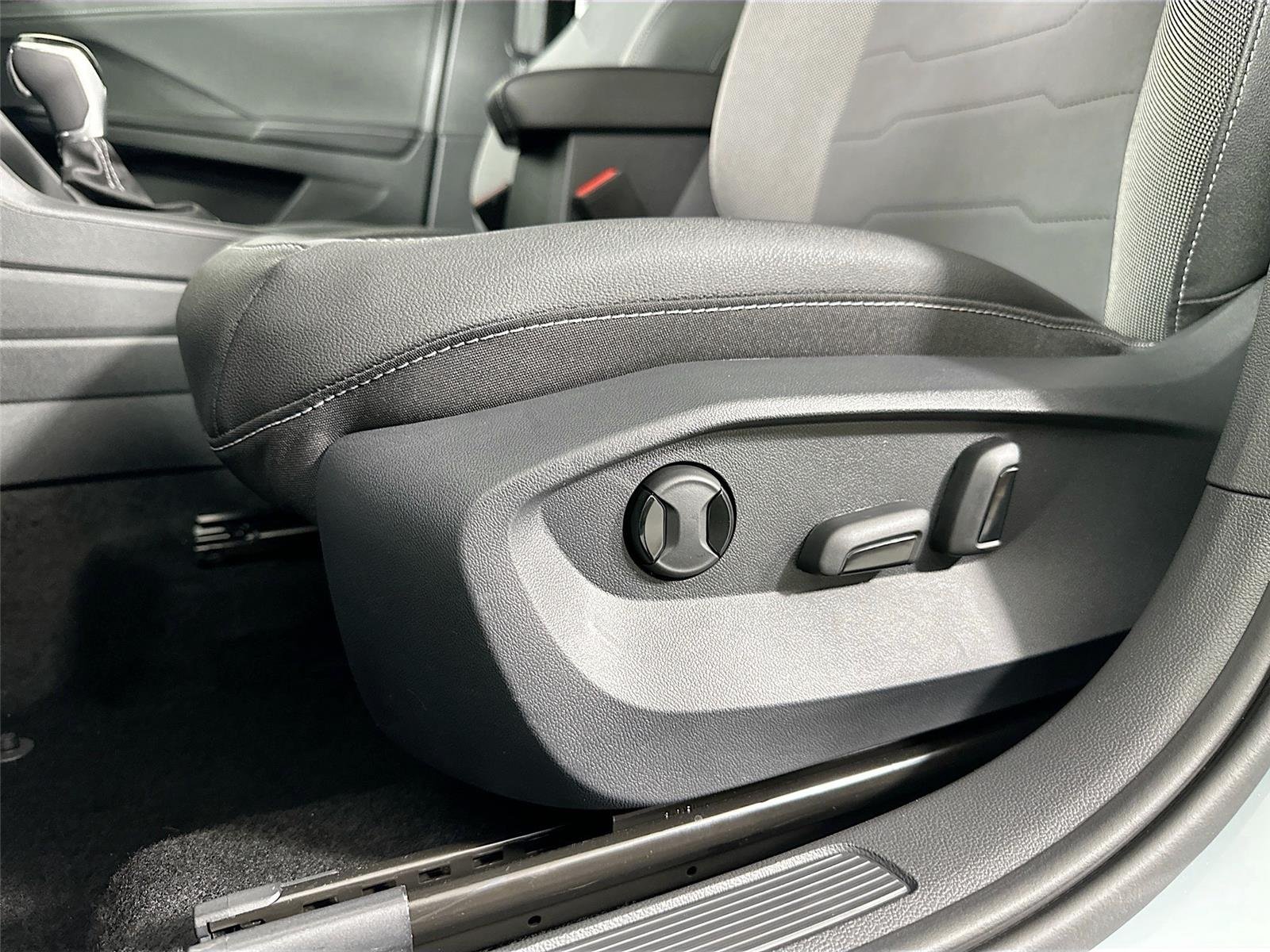 Certified Used 2025  Volkswagen SE Black image 12