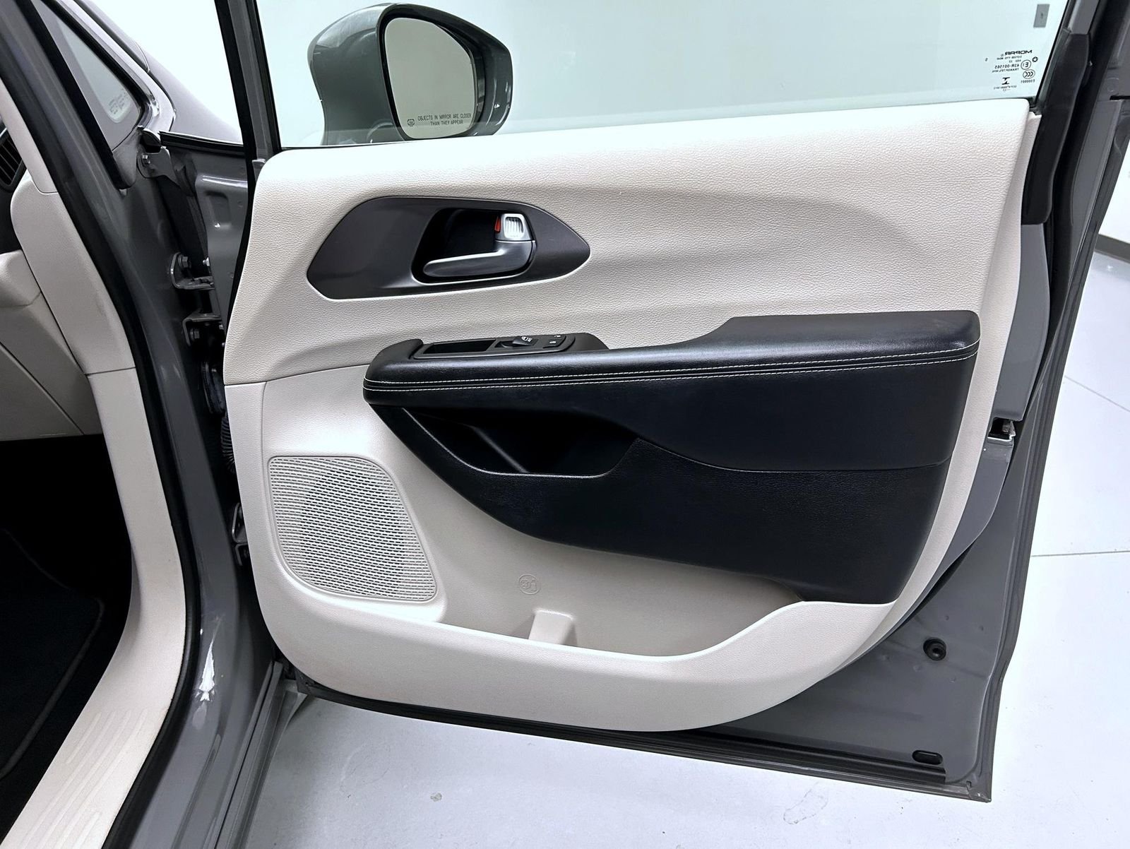 Used 2022 White Chrysler Touring L image 16