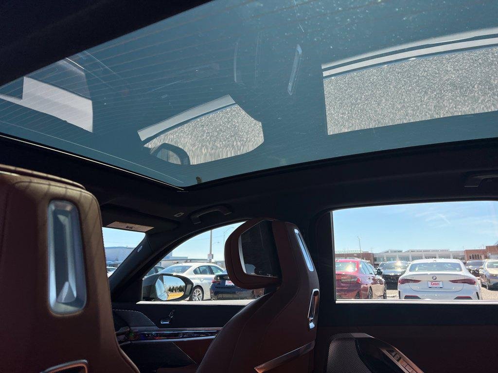 New 2026 Dravit Grey Metallic BMW 750e xDrive image 24