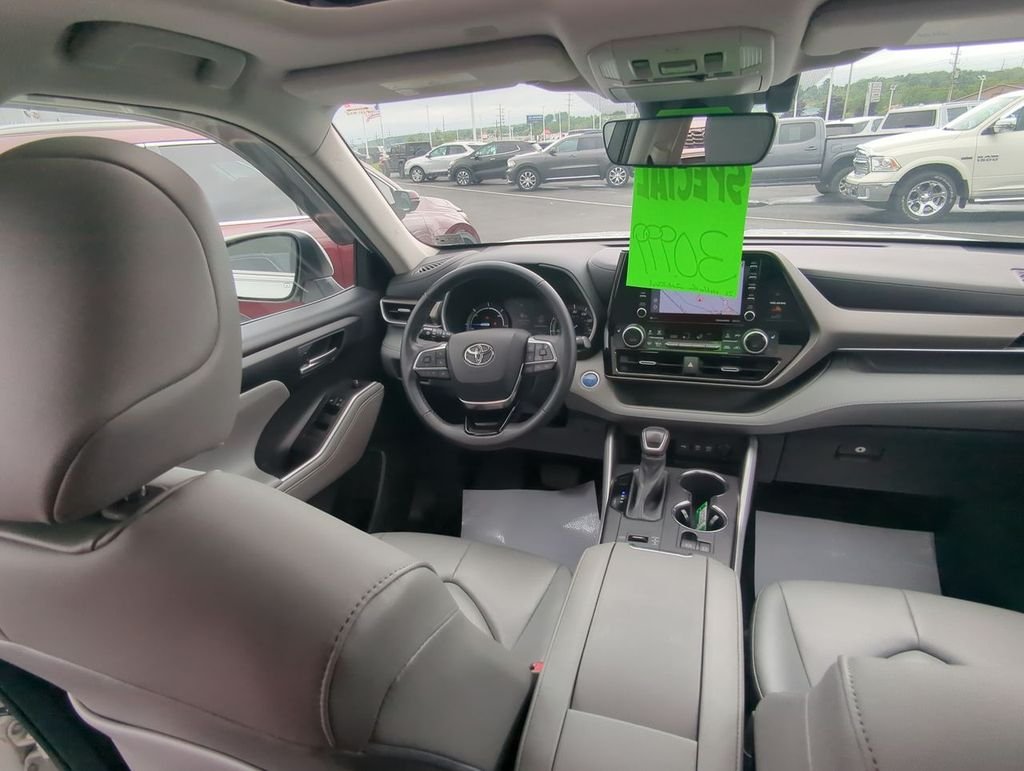 Used 2021 White Toyota XLE image 10