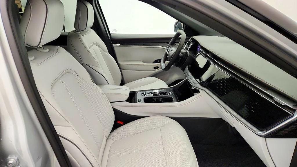 Used 2025 Silver Zynith Clearcoat Jeep Limited AWD w/ Dark Appearance Package & Titanium Accents image 23