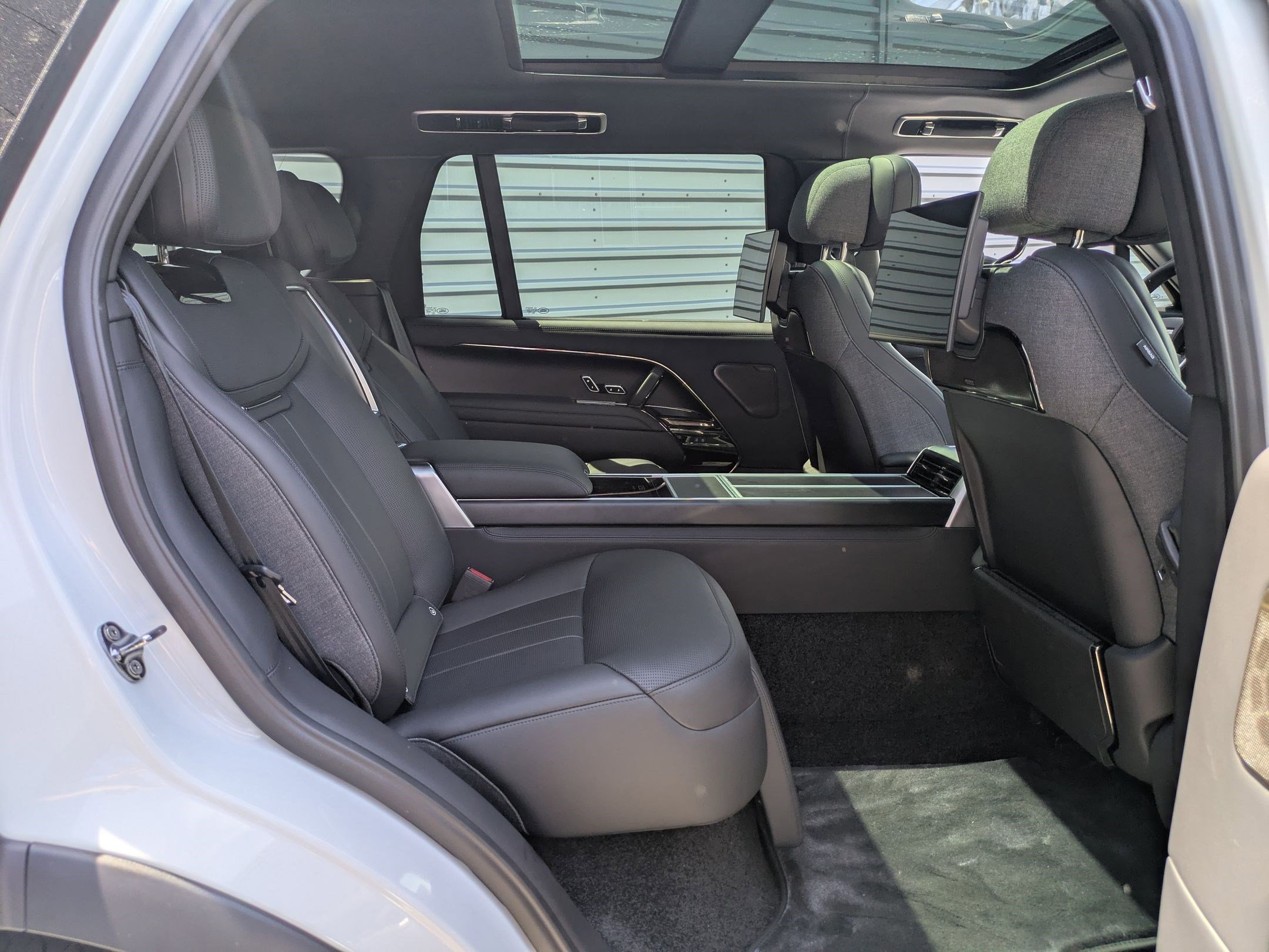 New 2025 Ostuni Pearl White Land Rover SV image 29