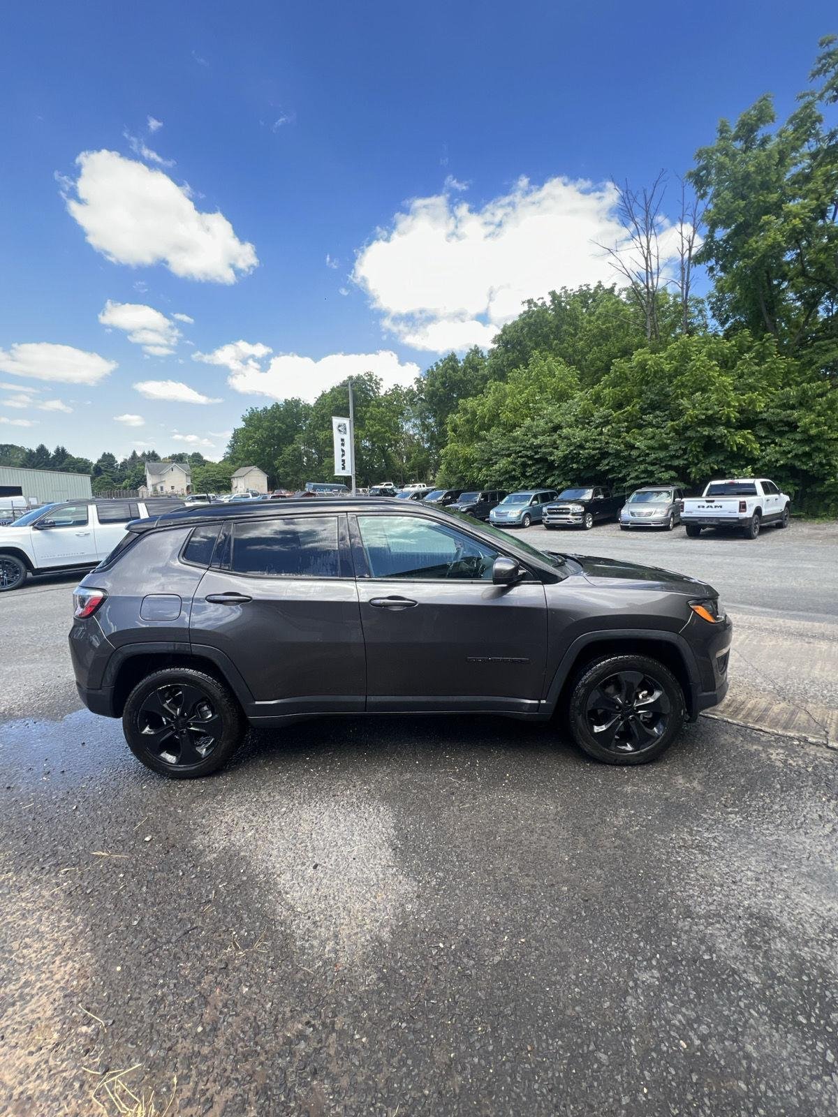 Used 2021 GRANITE CRYSTAL JEEP ALTITUDE image 2