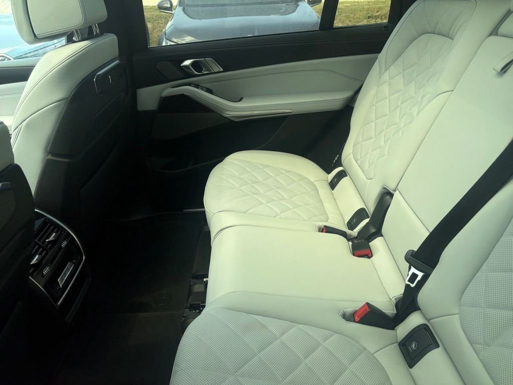 Used 2026 Green BMW xDrive40i image 9