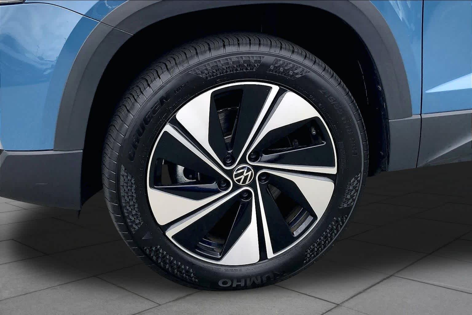 Used 2025 Monterey Blue Pearl Volkswagen SE image 11