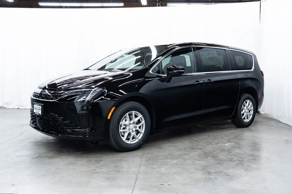 New 2027 Diamond Black Crystal Pearl-Coat Exterior Paint Chrysler Select image 3