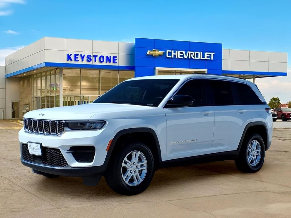 Used 2024 White Jeep Laredo image 3