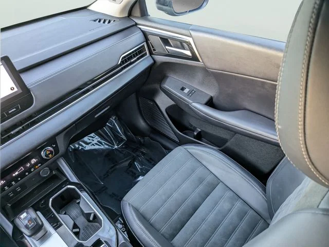 Used 2025 Black Mitsubishi SE image 16