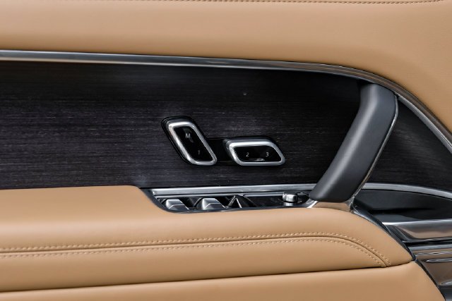 Used 2025 Gray Land Rover Autobiography image 57