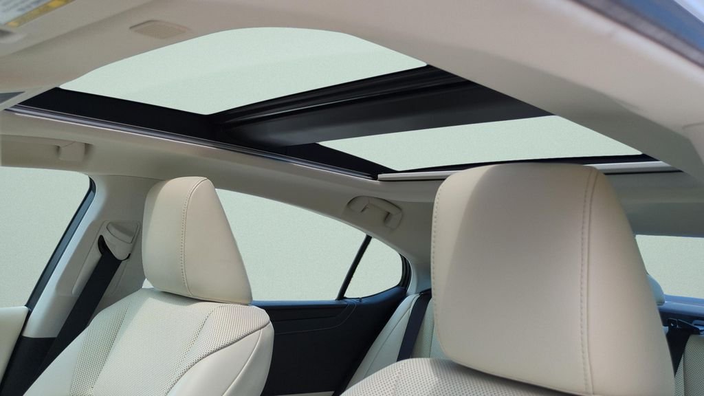 Used 2022 White Lexus 350 image 16