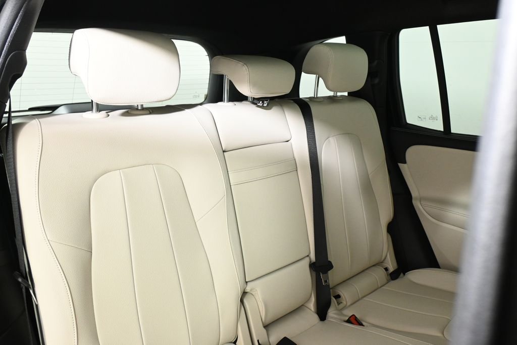 Used 2026 Night Black Mercedes-Benz GLB 250 image 32
