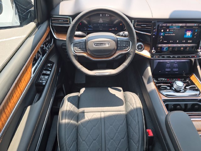 New 2026 Silver-Zynith Exterior Paint Jeep Summit Reserve image 5