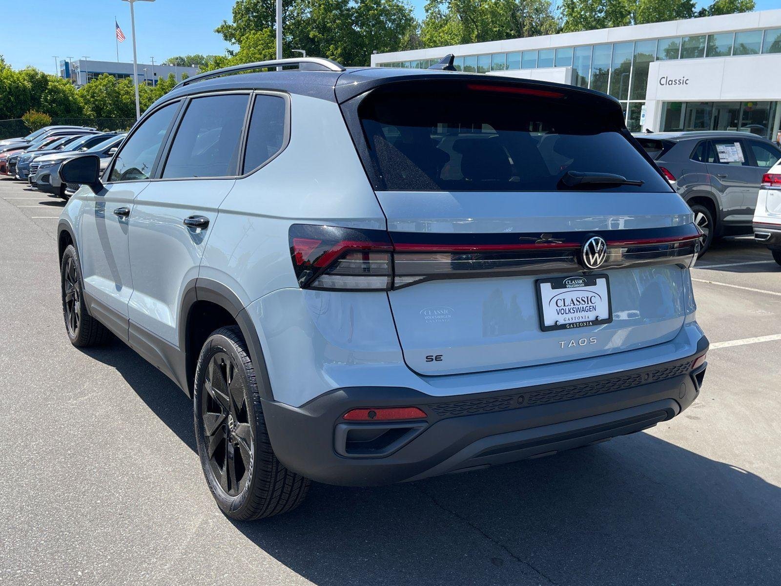 New 2026 Monument Gray w/Deep Black Roof Volkswagen SE Black image 3