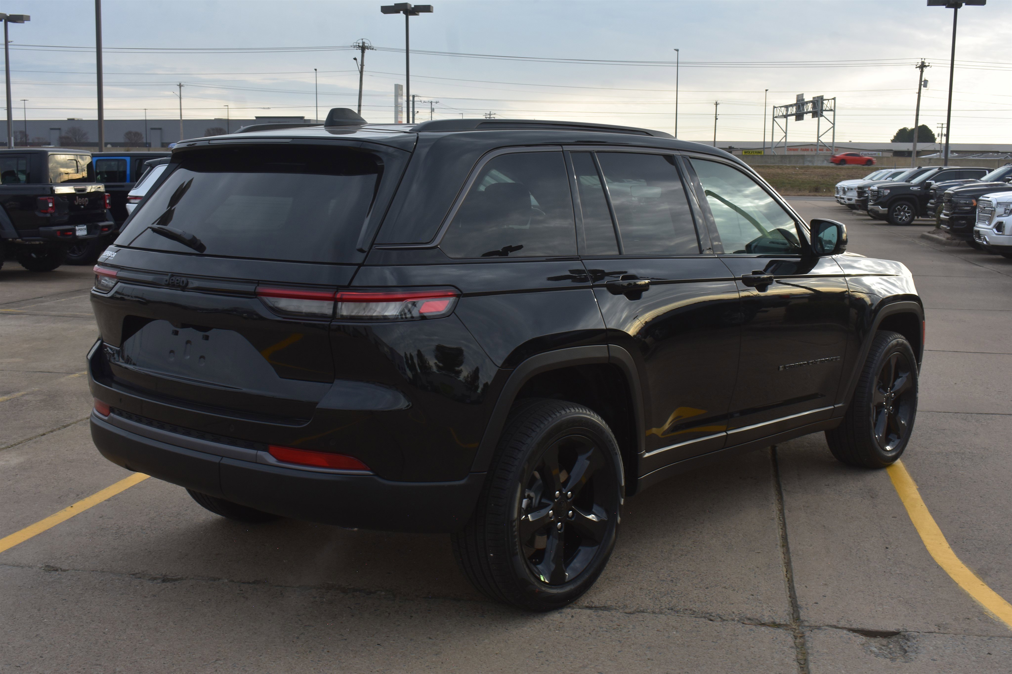 New 2026 Diamond Black Crystal Pearl-Coat Exterior Paint Jeep Limited image 5
