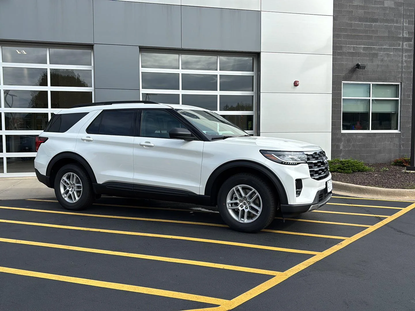 New 2027 Star White Metallic Tri-Coat Ford Active image 5