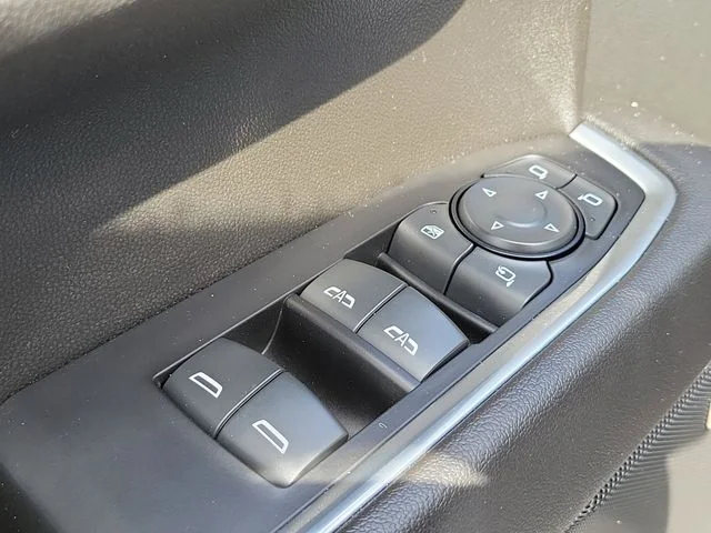 Used 2023 Silver GMC SLT image 19