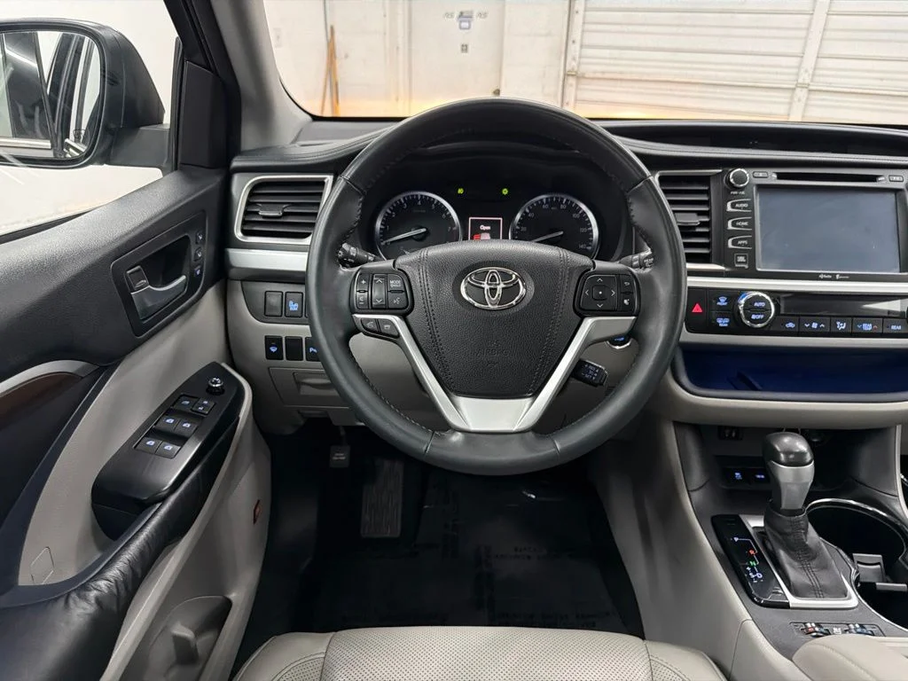 Used 2015 Gray Toyota Limited image 25