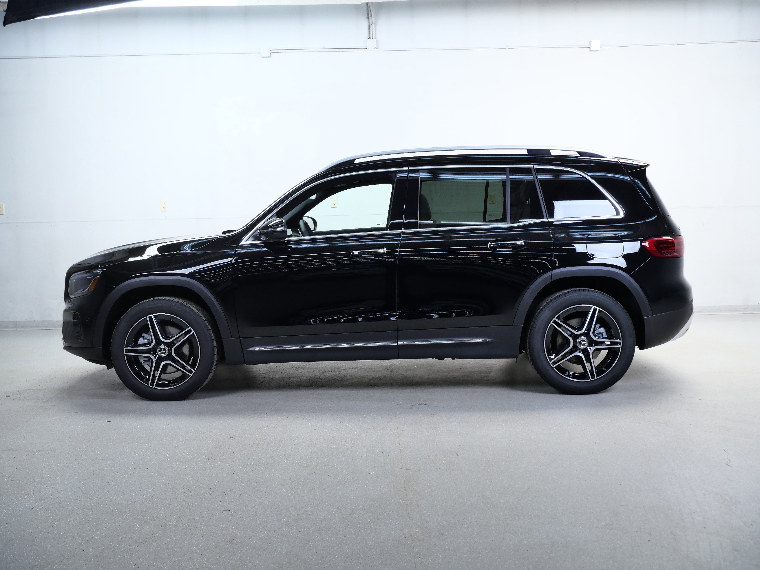 New 2026 Night Black Mercedes-Benz GLB 250 image 5